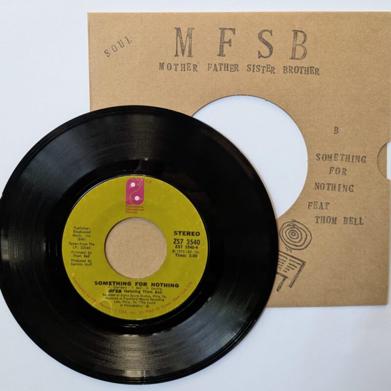MFSB TSOP FEAT THREE DEGREES/SOMETHING FOR NOTHING FEAT THOM BELL (1974) VINIL 7"